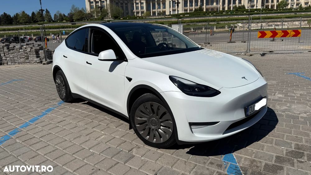 Tesla Model Y - 8