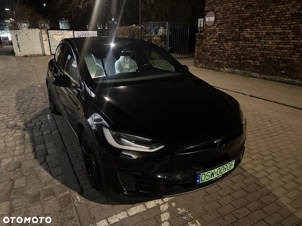 Tesla Model X - 21
