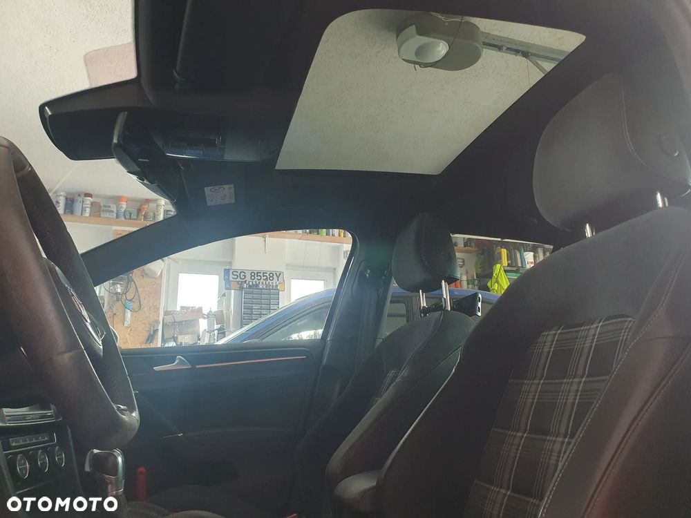 Volkswagen Golf - 24