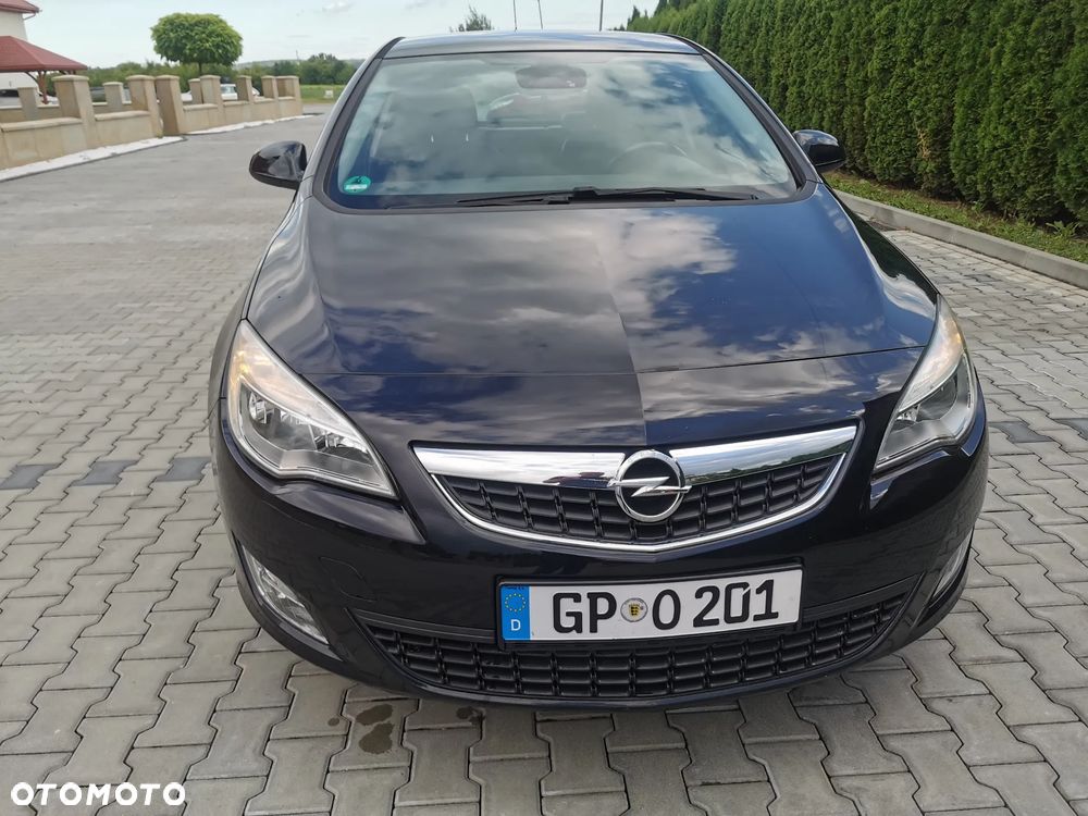 Opel Astra 2011 photo 2