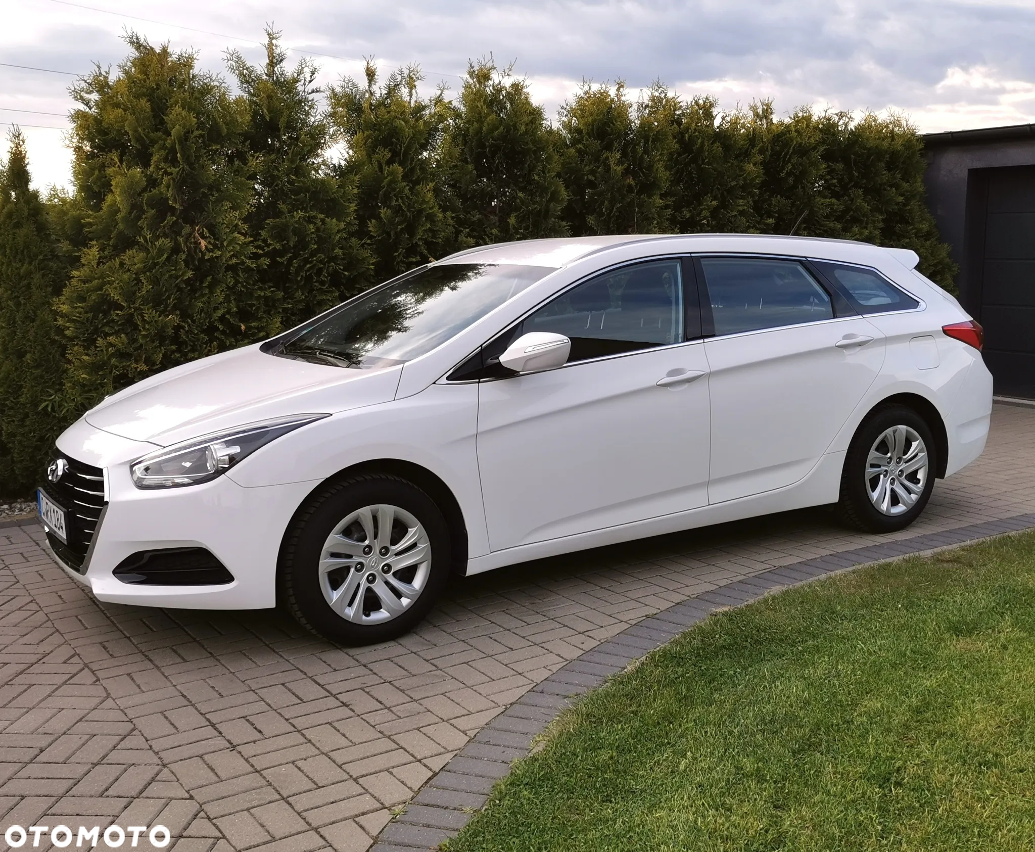 Hyundai i40 Kombi blue 1.6 Family - 17