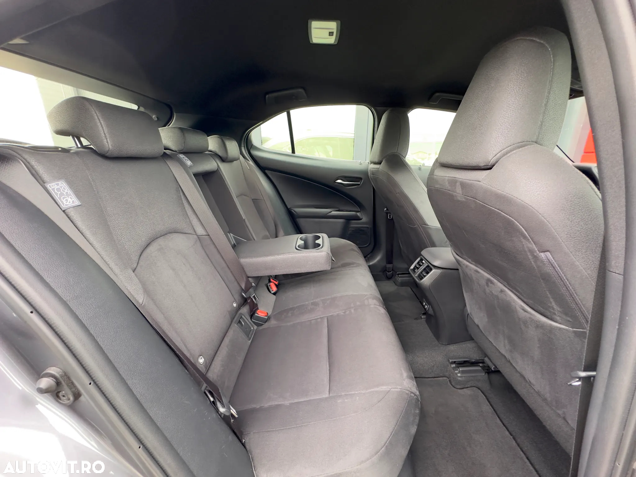 Lexus UX 250h 2.0L HEV 20H- (178 HP) 4X4 CVT Executive - 19