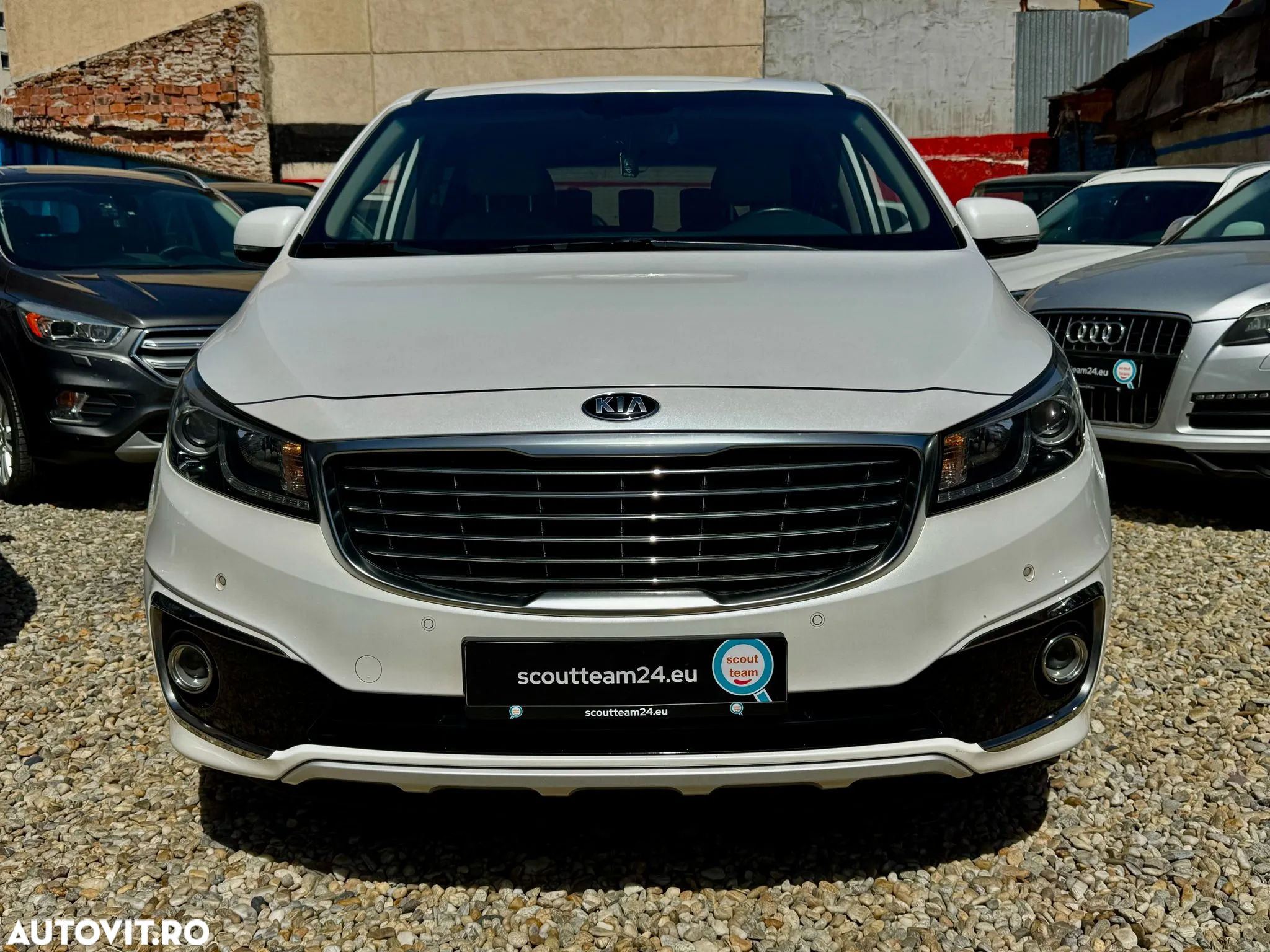 Kia Carnival - 12