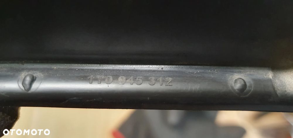 Osłona zaślepka lampy prawy tył VW Tourn 1T0945312 - 6