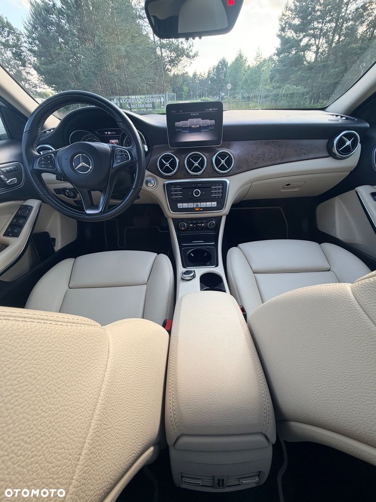 Mercedes-Benz GLA 250 4Matic 7G-DCT - 12