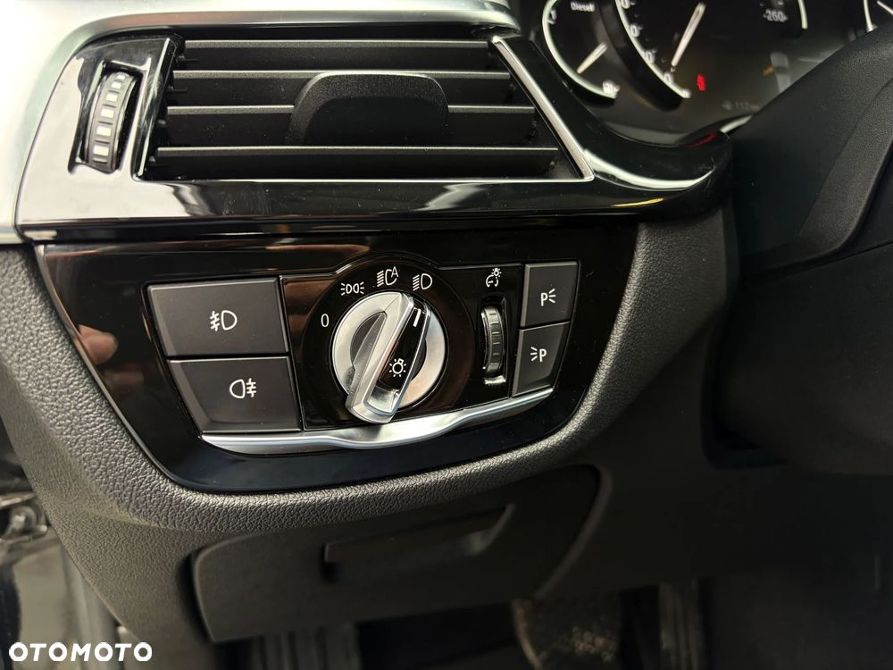 BMW Seria 5 520d - 32