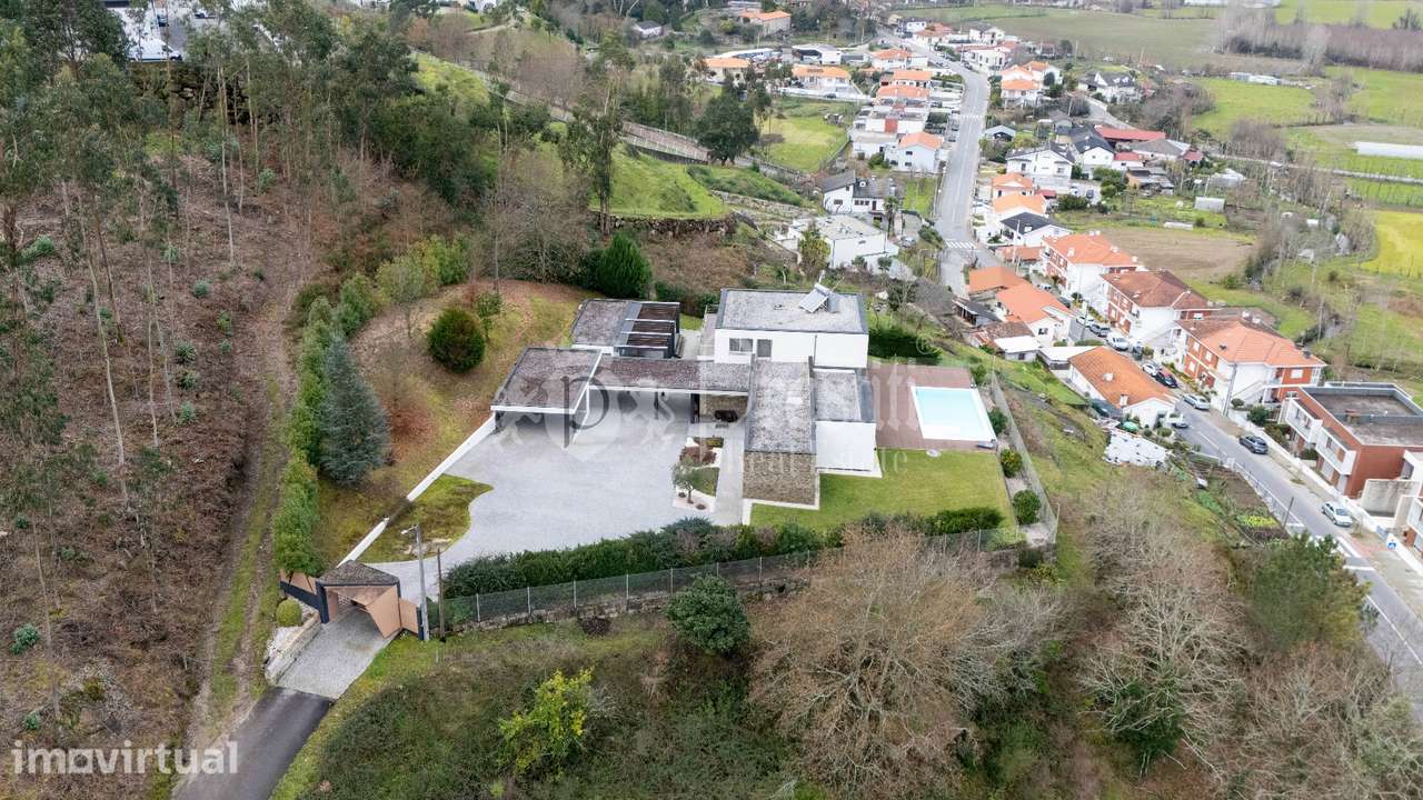Moradia T4 com Vistas Deslumbrantes em Guimarães - Grande imagem: 2/58
