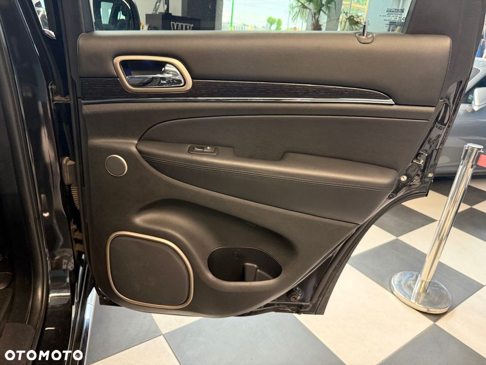 Jeep Grand Cherokee - 16