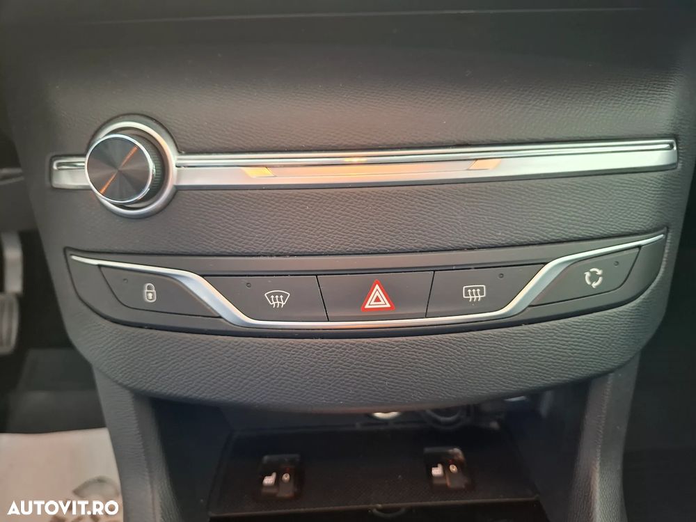 Peugeot 308 SW 1.2 L PureTech Turbo S&S Allure - 17