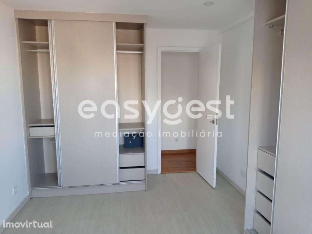 Apartamento T3 convertido em T2 remodelado em Campo de Ourique - Grande imagem: 4/14