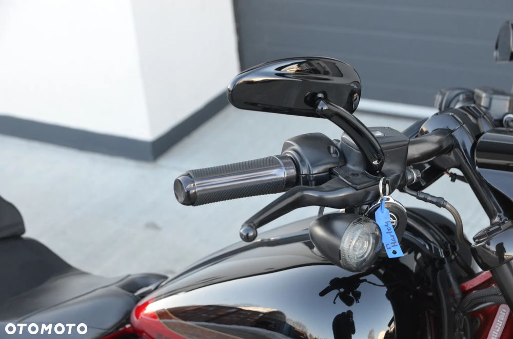 Harley-Davidson Softail Breakout - 31