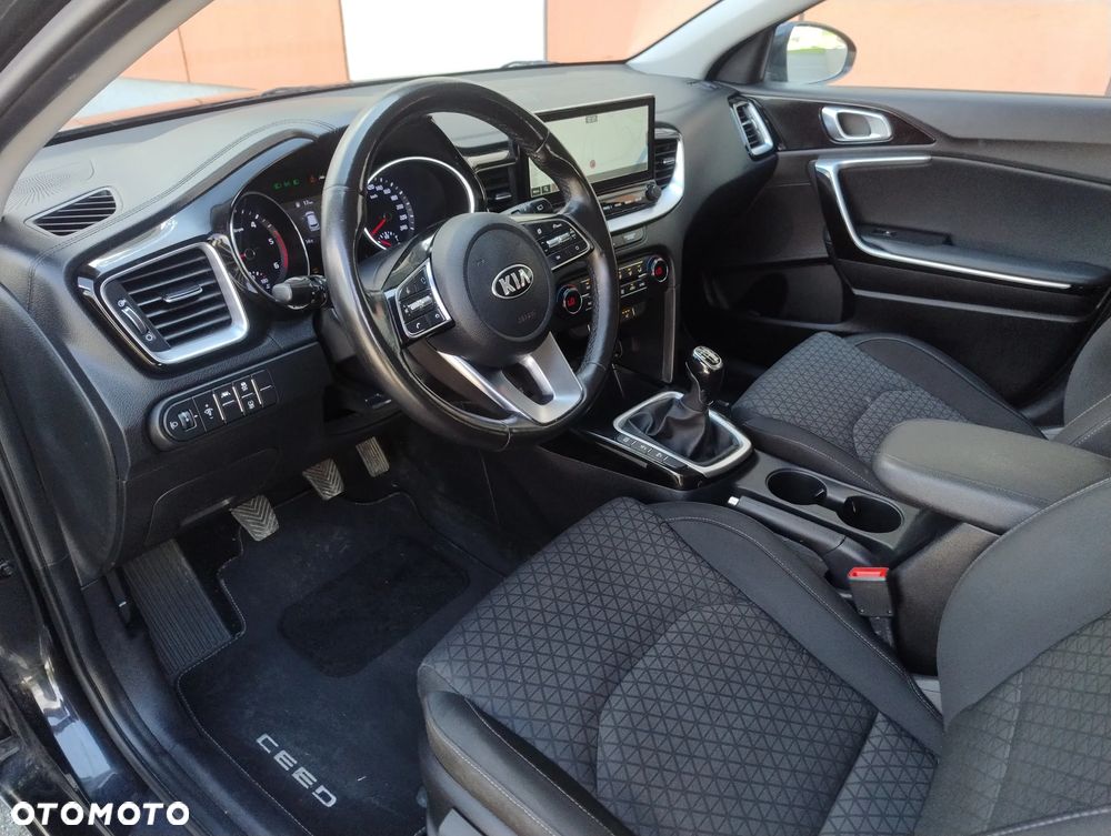 Kia Ceed ver-1-6-crdi-mhev-gt--line - 8