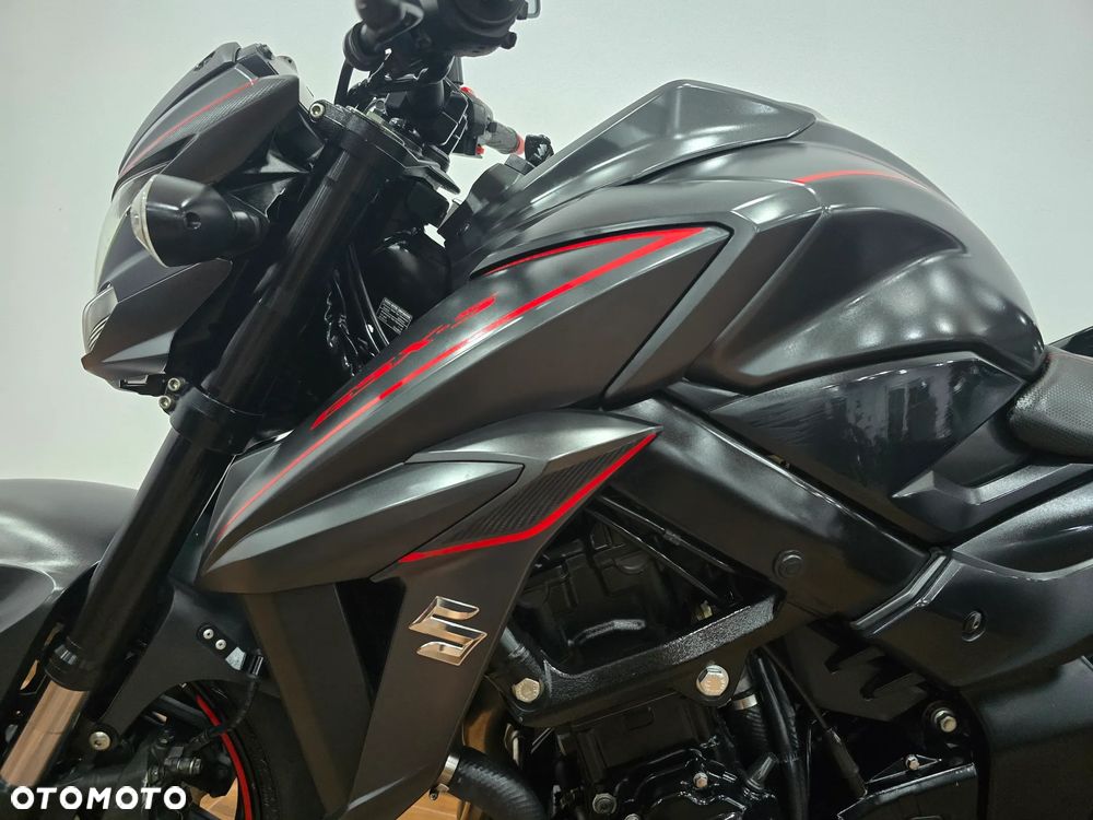 Suzuki GSX - 12
