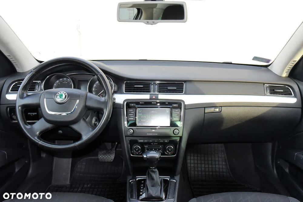 Skoda Superb 2.0 TDI Family DSG - 29