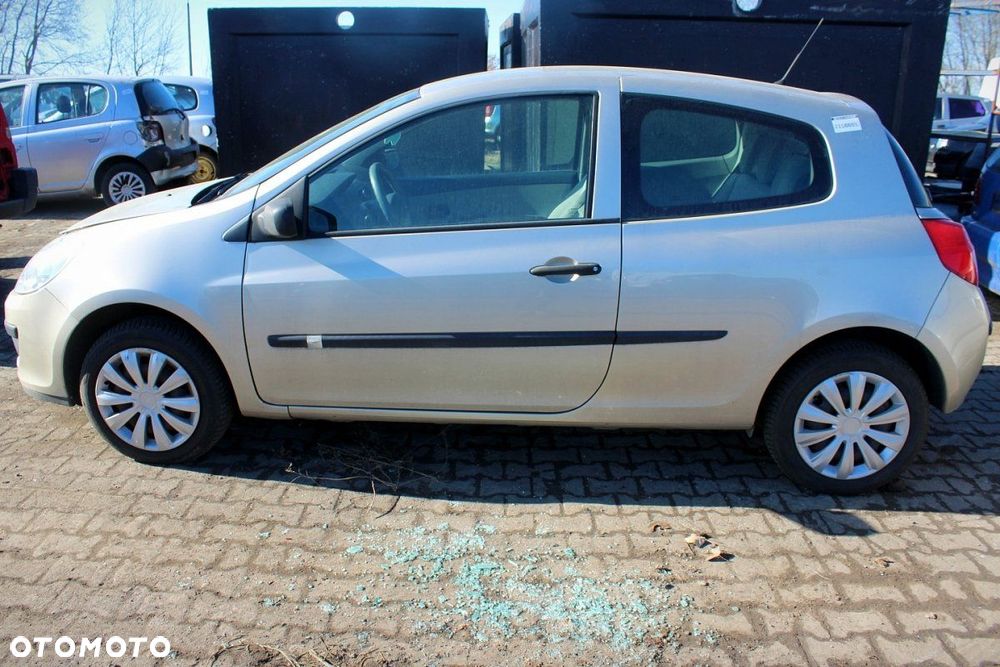 Renault Clio III 2006 1.1i D4F740 HB3D (MASKA, ZDERZAK, LAMPA, BŁOTNIK, DRZWI, SZYBA, FOTEL) - 7