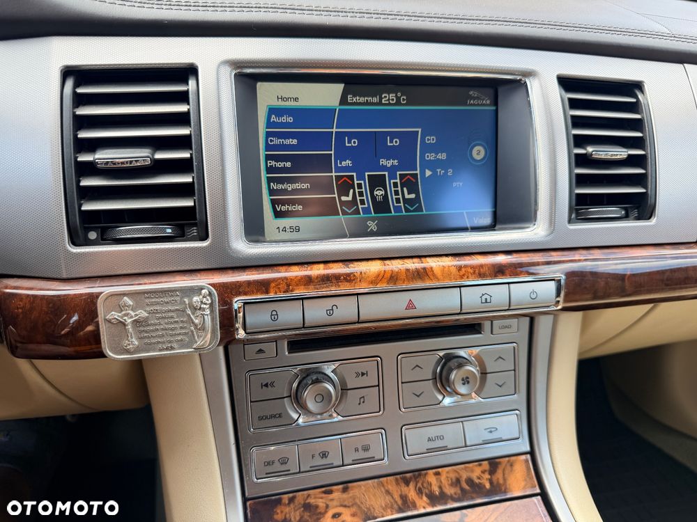 Jaguar XF 2.7 V6 Premium Luxury - 36