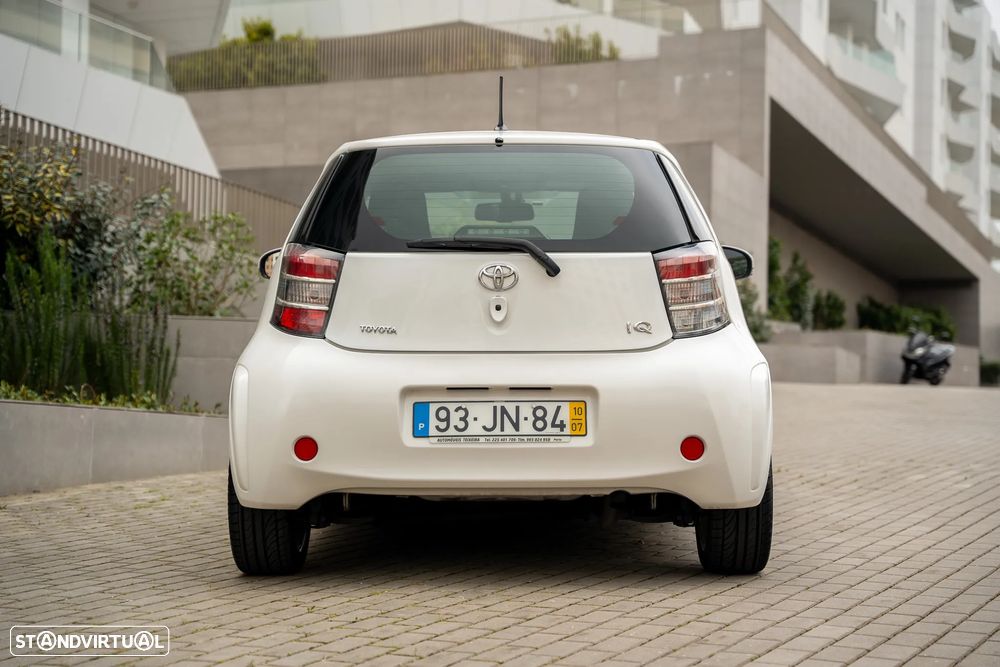Toyota iQ - 16