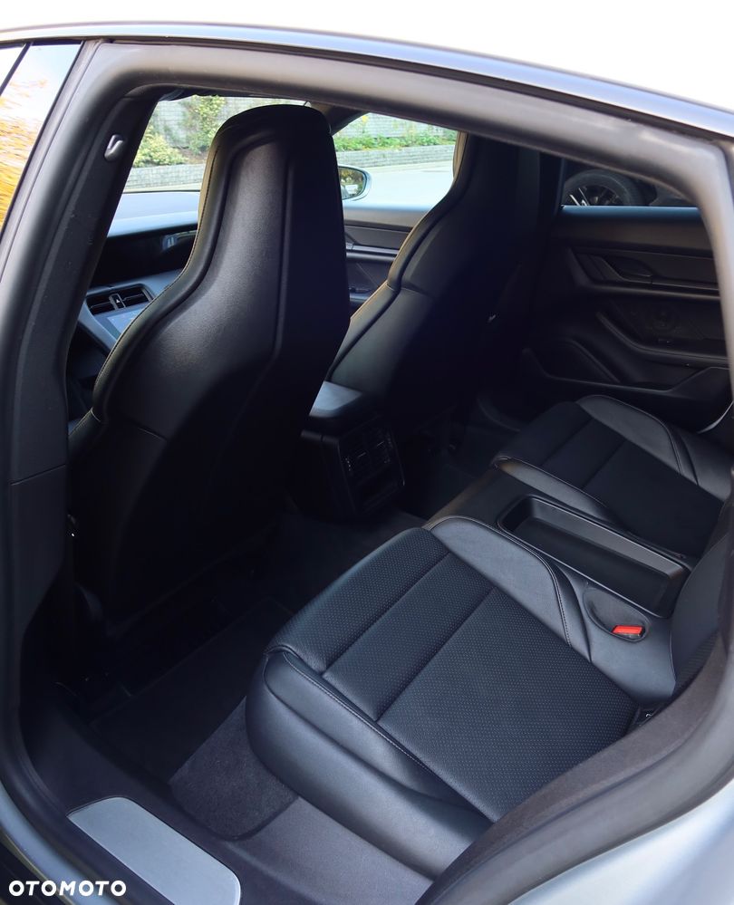 Porsche Taycan 4S Cross Turismo - 14