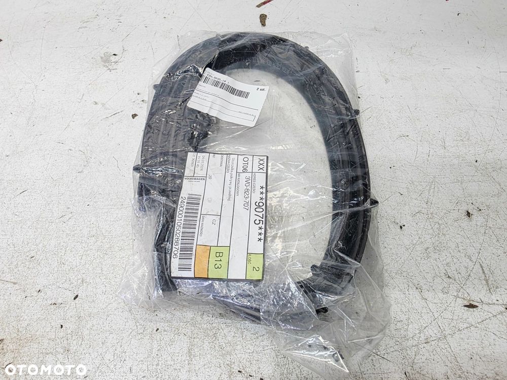USZCZELKA MASKI SKODA SUPERB III 3V0823707 - 2
