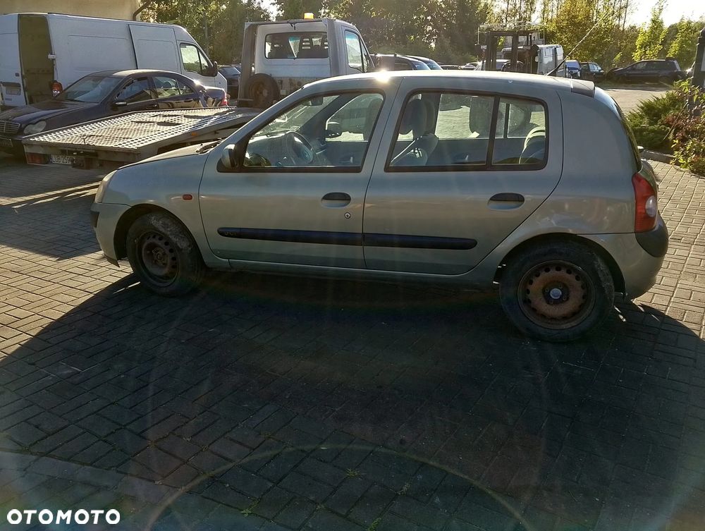 Renault Clio II FL (01-03.) 1.5 DCI 65KM. Silnik K9K704 Skrzynia JB3 980 lakier NV191.Cały na części. GWARANCJA !!! Przód Tył Zestaw Komplet Drzwi Klapa Zderzak Błotnik Maska Grill Atrapa Szyba Pas Lampa Lusterko Boczki Fotel Kanapa Kokpit Deska Rozdzielcza Przełącznik Włącznik Sterownik Przewody Wiązka Instalacja Moduł Komputer Czujnik Listwa Pompa Alternator Wtryski Głowica Rozrusznik Kompresor Sprzęgło Dwumas Silnik Skrzynia ABS Klimatyzacji Paliwa Wspomagania Kolektor Turbina Przepustnica Zawór Chłodnica Koło Hak Belka Sanki Zawieszenie Mcpherson Półoś Amortyzator Wydech Tłumik Zacisk Most - 3