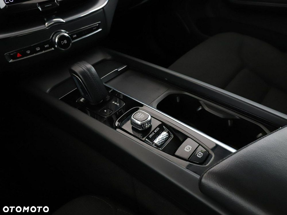 Volvo XC 60 B4 D AWD Momentum - 30
