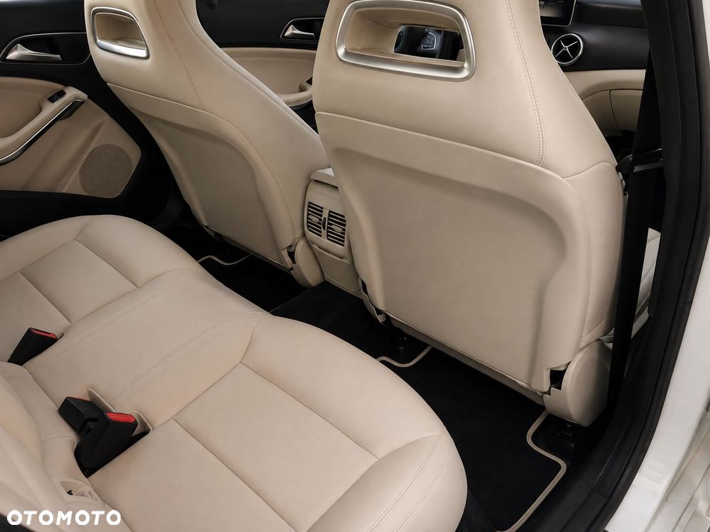 Mercedes-Benz CLA 250 4-Matic AMG Line - 29