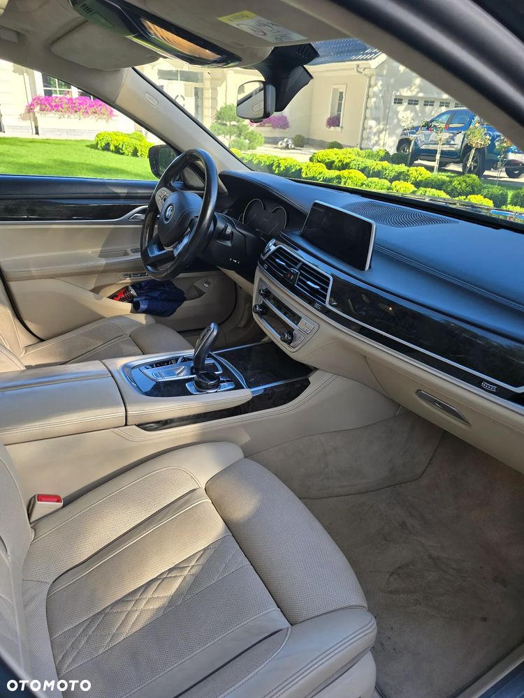 BMW Seria 7 740Le iPerformance - 13