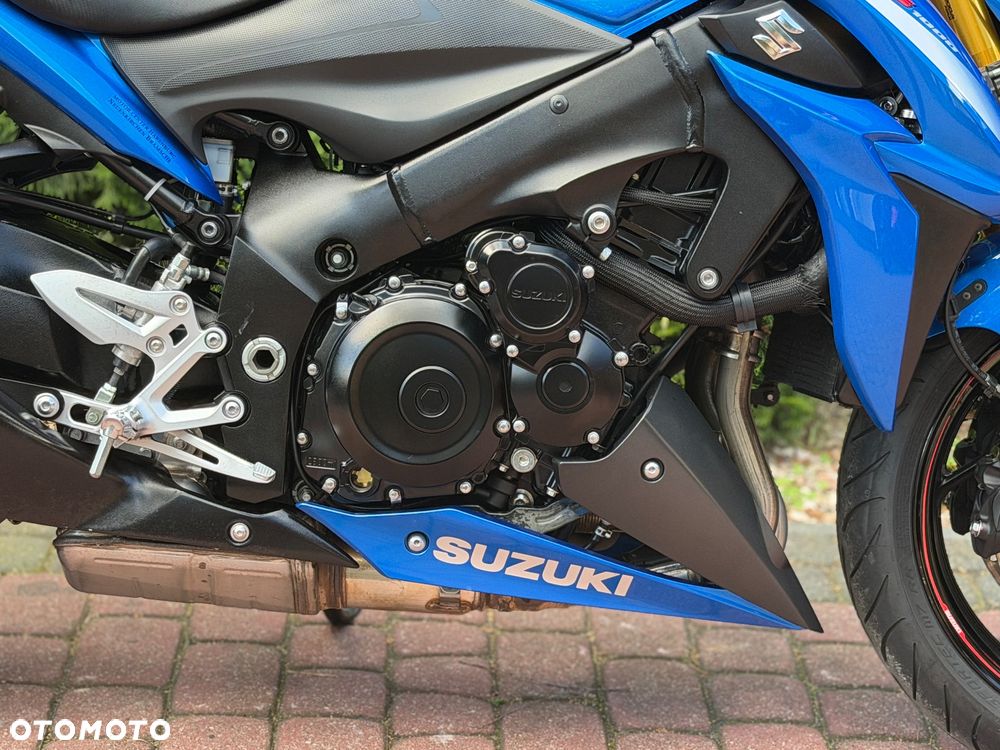 Suzuki GSX - 13