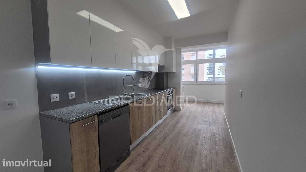 Apartamento T3 totalmente remodelado, situado na prestigiada Estrad... - Grande imagem: 5/27