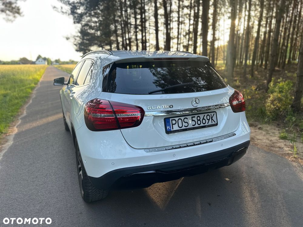 Mercedes-Benz GLA 180 7G-DCT Urban - 11