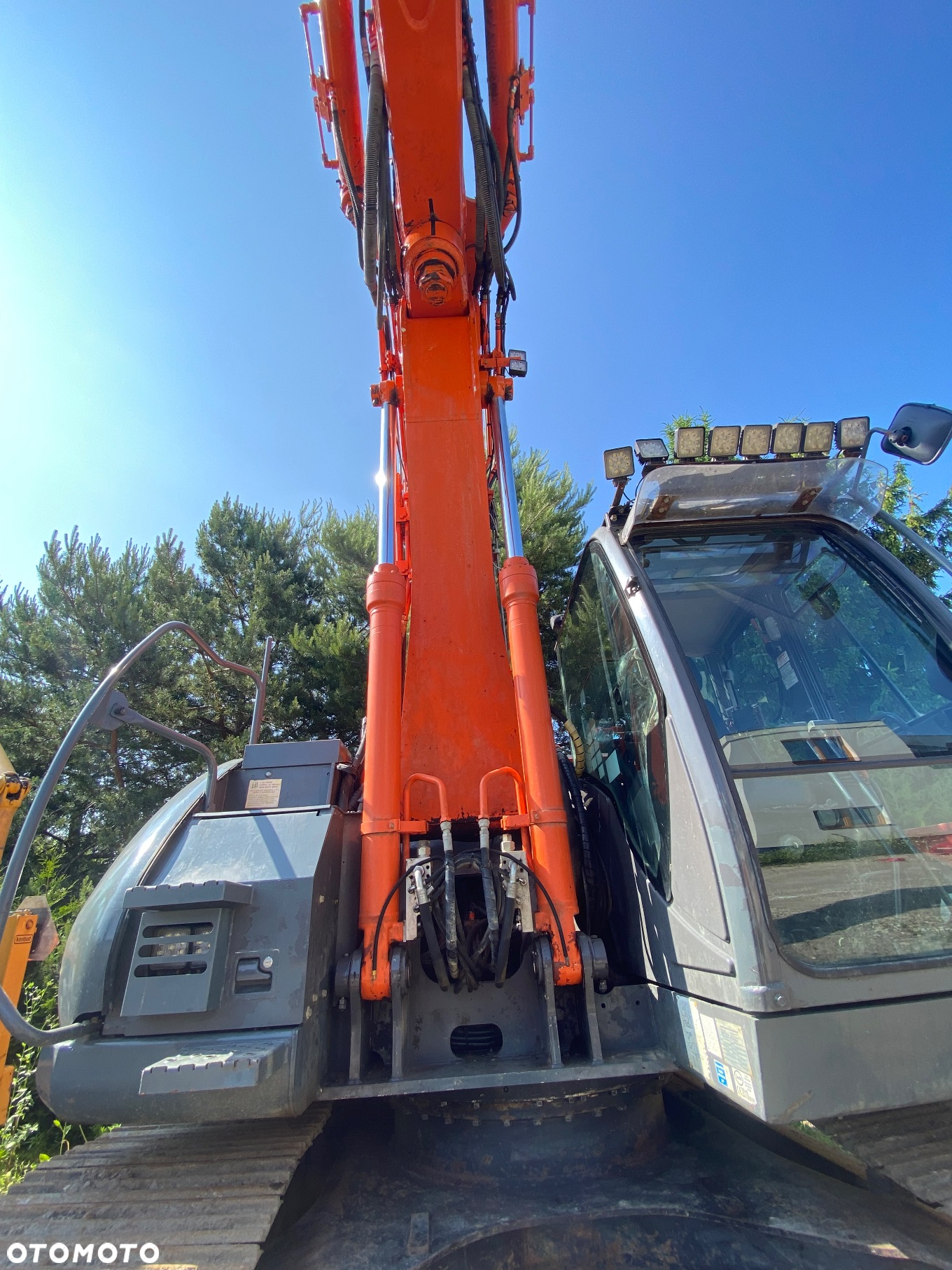Hitachi ZX225USLC - 11