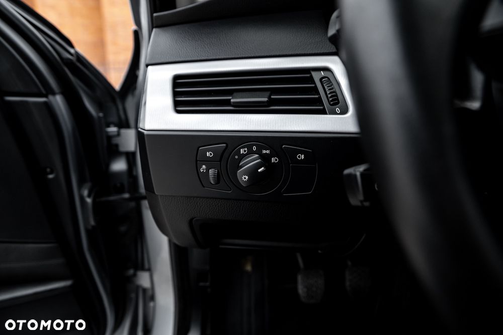 BMW Seria 5 525i Touring - 27