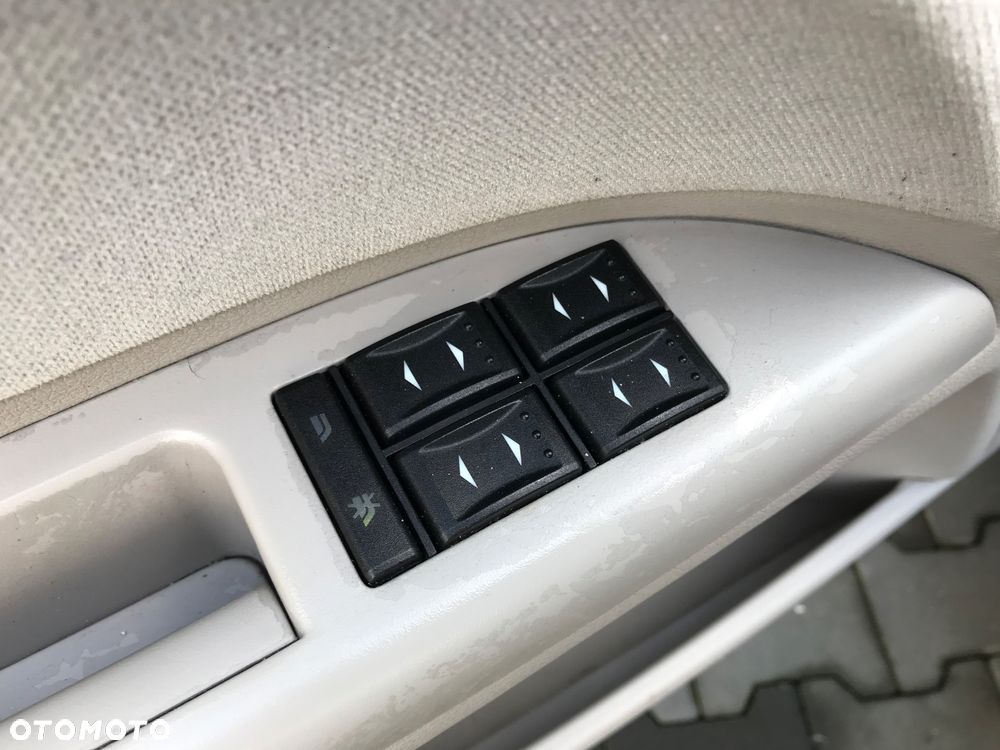 Ford Mondeo 1.8 Ghia - 11