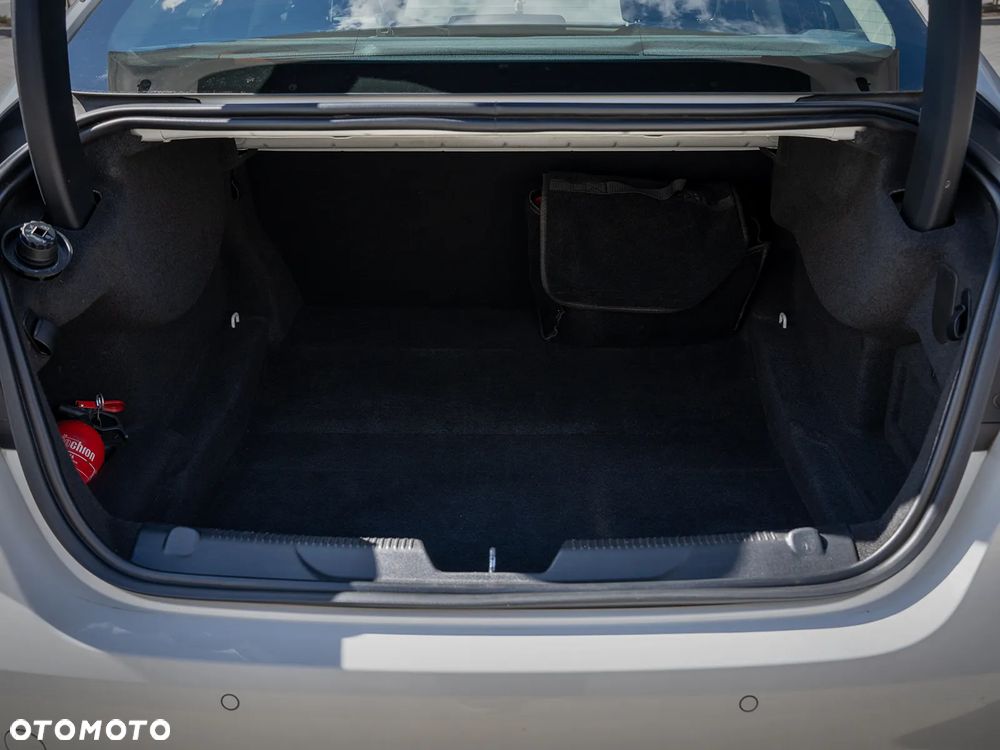 Jaguar XE 20d Pure - 23