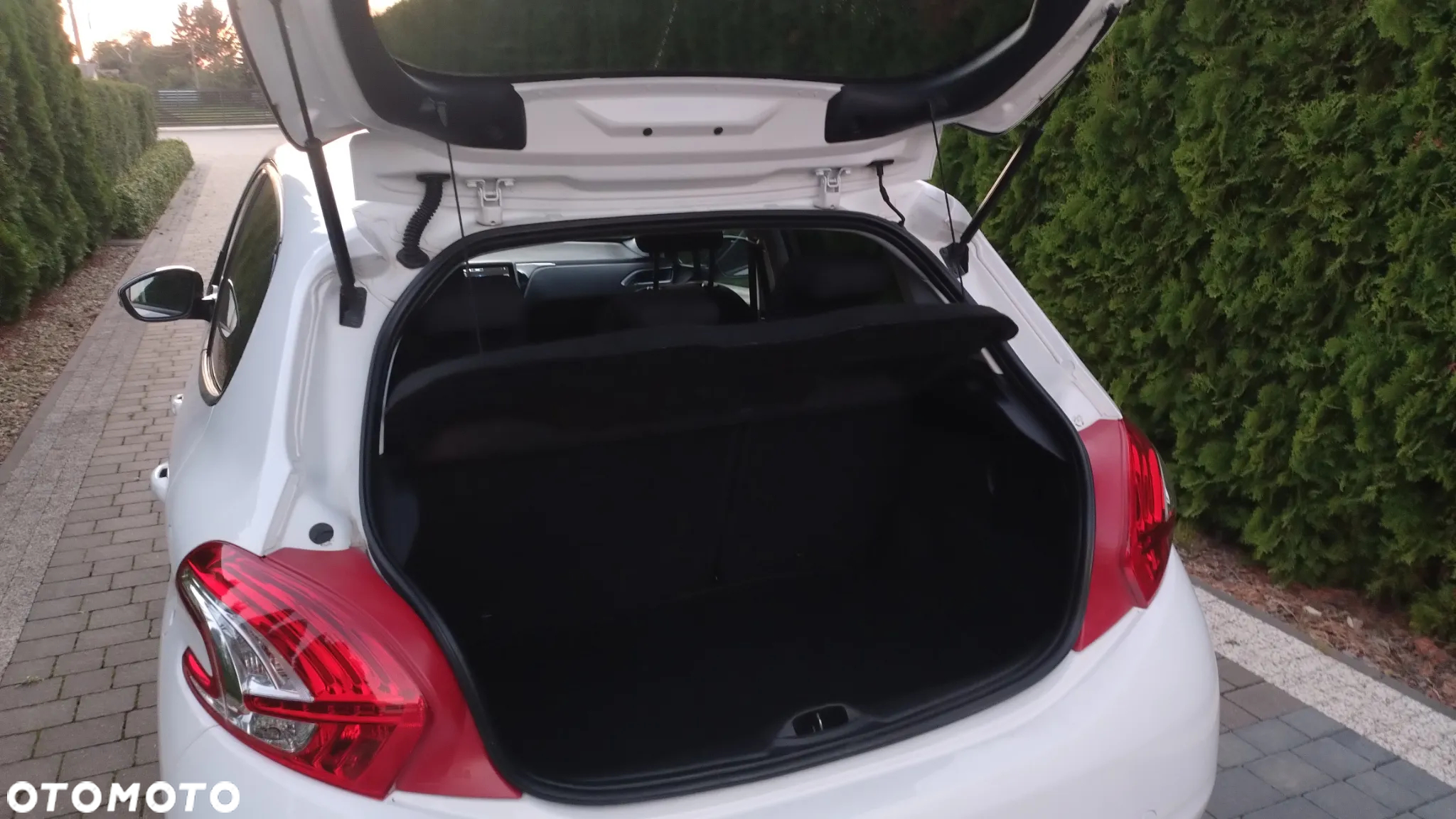 Peugeot 208 - 8