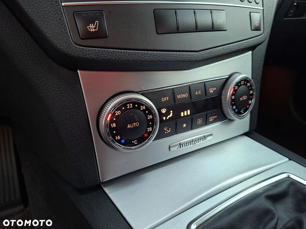 Mercedes-Benz Klasa C 180 CGI BlueEFFICIENCY Avantgarde - 25