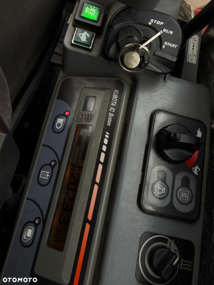 Kubota U35. koparka 3,7 tony. 2016 rok. 2000 mtg! Łyżka skarpowa Hydraulicznie uchylna. 3sekcje Hydrauliczne. zamki na tłokach. Jak nówka sztuka. Zadbana zero zużycia. Z gospodarstwa Norweskiego. Zmiana łyżek Hydrauliczna. LENHOFF. Zero luzów wycieków. Szybka wolna jazda. Gąski perfekt stan. OKAZJA TANIO - 19