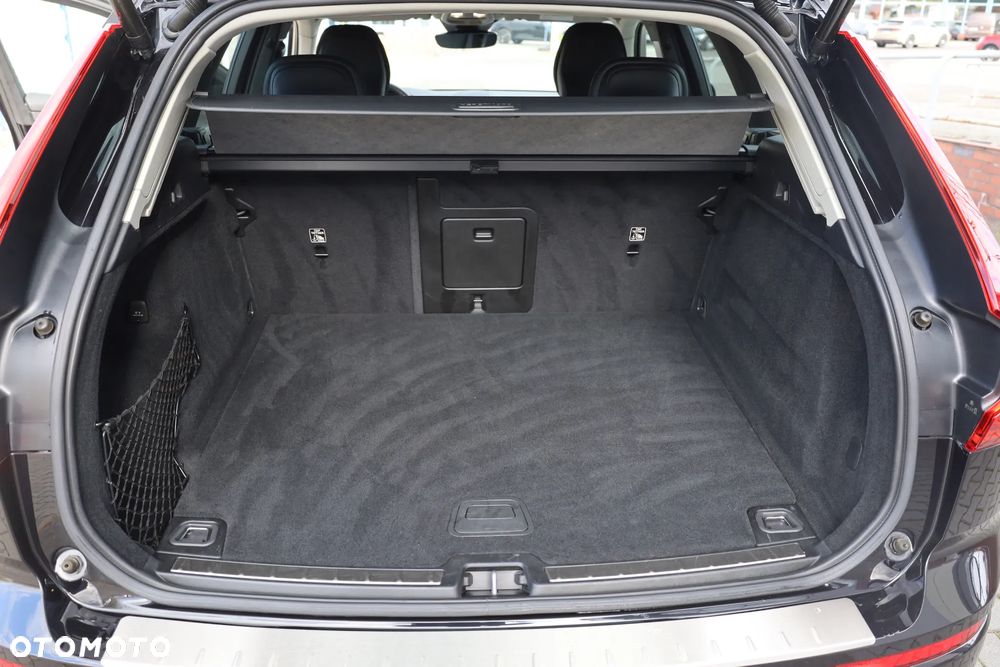 Volvo XC 60 B4 D AWD Geartronic Momentum Pro - 24