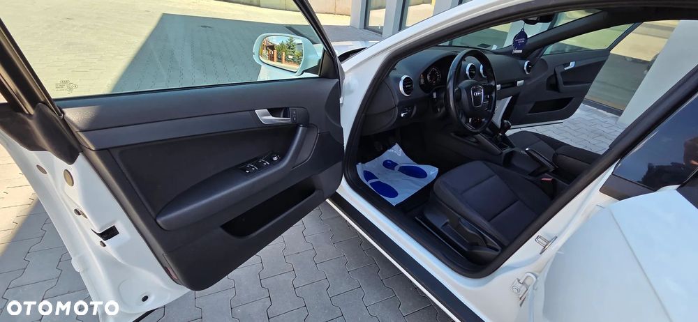 Audi A3 Sportback 1.6 TDI DPF S line Sportpaket - 13