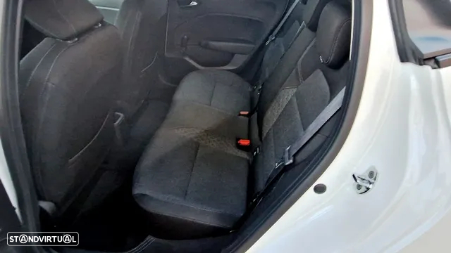 Renault Clio 1.6 E-Tech Exclusive - 17