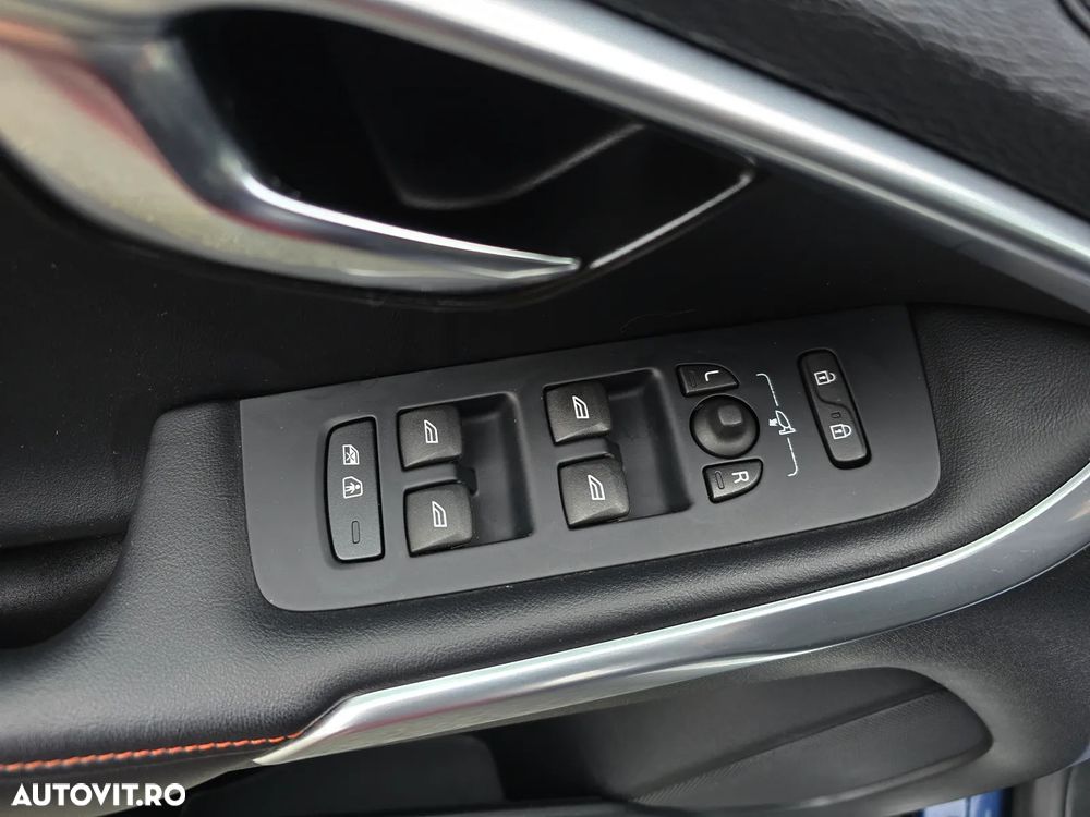 Volvo V40 Cross Country D3 Geartronic Ocean Race - 28