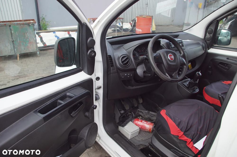 Auto na części - Fiat Fiorino III Lift 1.3 Multijet 80 KM 55283775 55247534 249 2021R Silnik Skrzynia Drzwi Maska Zderzak Błotnik Lampa Lusterko Szyba Klamka Deska Kokpit Sterownik Moduł Czujnik Licznik Kierownica Panel - 10