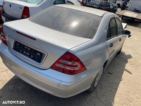 Dezmembrez Mercedes C Class W203 2.2 CDI 646.963 2005