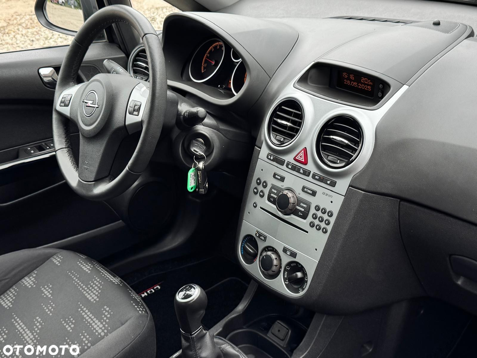 Opel Corsa 1.4 16V Cosmo - 28