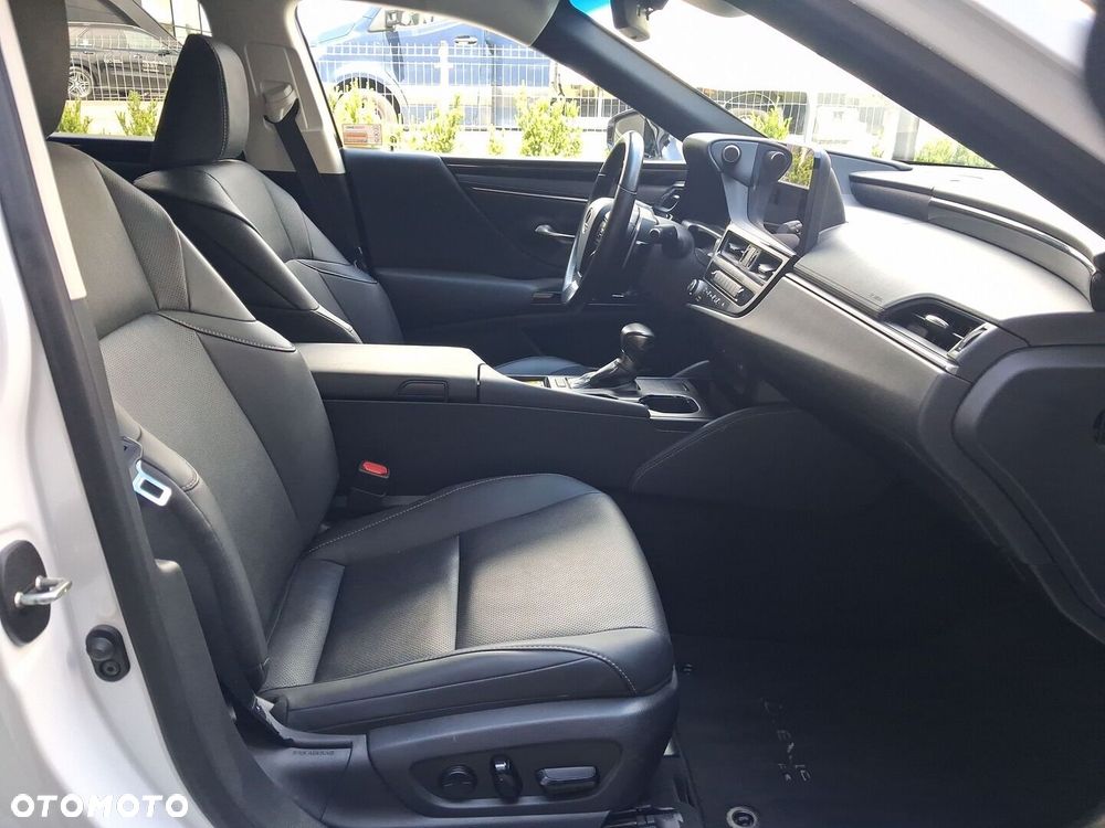Lexus ES 300h Business Edition - 13
