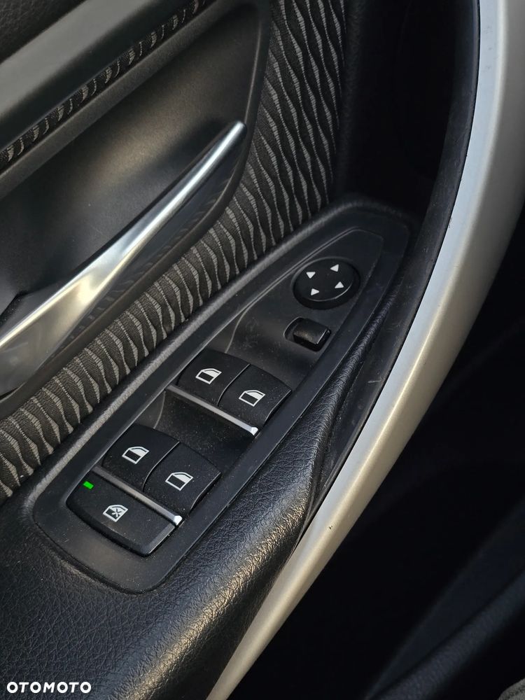 BMW Seria 3 320d Sport Line - 32