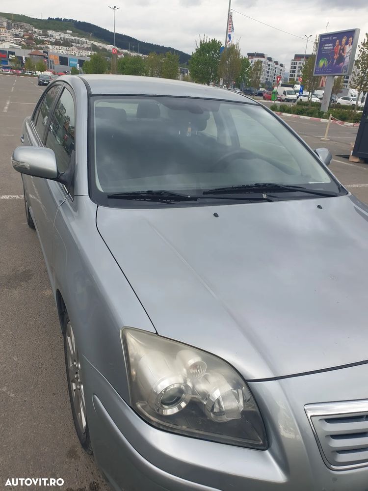 Toyota Avensis 1.8 Sedan Terra - 1