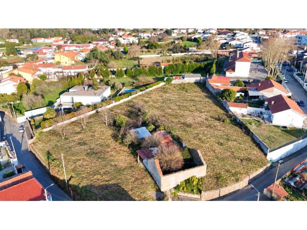 Terreno com viabilidade de construção, para comprar em Grijó, Vila ...