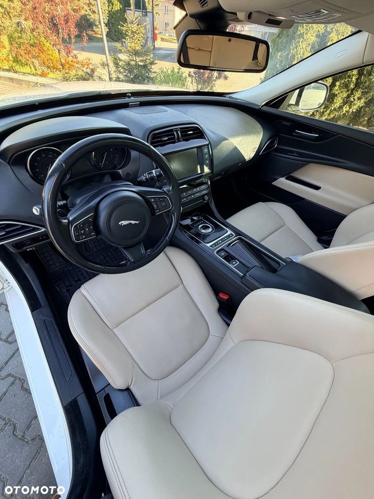 Jaguar XE 25t AWD Prestige - 18