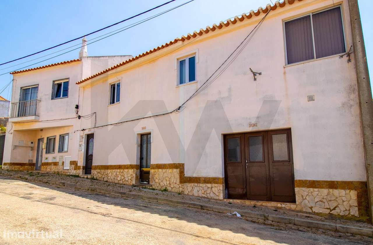 Edifício habitacional composto por 2 divisões de utilização independen